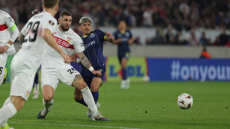 12.03.2026, Stuttgart, Fußball UEFA Europa League, Saison 2025-2026, VfB Stuttgart vs. FC Porto, Jeff Chabot (VfB) William Gomes (Porto)