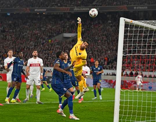 12.03.2026, Fussball UEFA Europa League 2025 2026: Achtelfinale, VfB Stuttgart - FC Porto, in der MHP-Arena Stuttgart, Torwart Diego Costa (FC Porto) lenkt den Ball über das Tor.