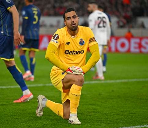 12.03.2026, Fussball UEFA Europa League 2025 2026: Achtelfinale, VfB Stuttgart - FC Porto, in der MHP-Arena Stuttgart, Torwart Diego Costa (FC Porto) kniet.