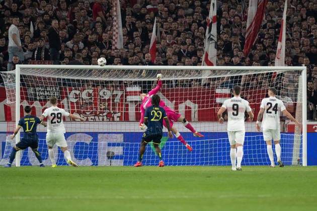 Lattentreffer FC Porto, Alexander Nuebel (VfB Stuttgart, 33) GER, VfB Stuttgart vs. FC Porto, Fussball, UEFA Europa League, Herren, Achtelfinale, Hinspiel, Spielzeit 2025 2026, 13.03.2026, GER, VfB Stuttgart vs. FC Porto, Fussball, UEFA Europa League, Herren, Achtelfinale, Hinspiel, Spielzeit 2025 2026, 13.03.2026 Stuttgart Copyright: xEibner-Pressefoto WolfgangxFrankx EP_WFK