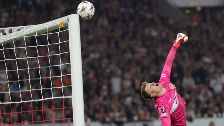 12.03.2026, Stuttgart, Fußball UEFA Europa League, Saison 2025-2026, VfB Stuttgart vs. FC Porto, Alexander Nübel (VfB), Ball an der Latte