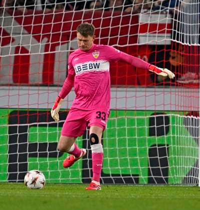 12.03.2026, Fussball UEFA Europa League 2025 2026: Achtelfinale, VfB Stuttgart - FC Porto, in der MHP-Arena Stuttgart, Torwart Alexander Nübel (Stuttgart) am Ball.
