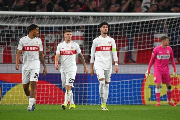 v.li:Nikolas NARTEY (VFB Stuttgart), Finn JELTSCH (VFB Stuttgart) , Atakan KARAZOR (VFB Stuttgart) nach Gegentor, Enttaeuschung,Frust,enttaeuscht, frustriert,niedergeschlagen, li:Ermedin DEMIROVIC (VFB Stuttgart), Fussball UEFA Europa League Achtelfinale VfB Stuttgart - FC Porto am 12.03.2026 MHP ARENA.