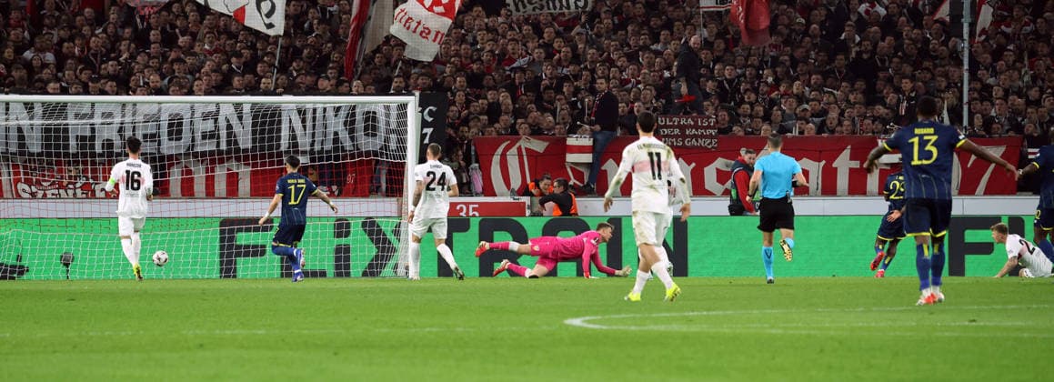12.03.26 VfB Stuttgart - FC Porto Deutschland, Stuttgart, 12.03.2026, Fussball, UEFA Europa League, Achtelfinale, VfB Stuttgart - FC Porto: v.l. Alexander Nübel (VfB Stuttgart), Terem Moffi (FC Porto); Tor 0:1 Moffi.