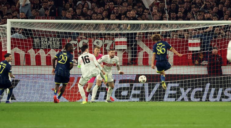 12.03.26 VfB Stuttgart - FC Porto Deutschland, Stuttgart, 12.03.2026, Fussball, UEFA Europa League, Achtelfinale, VfB Stuttgart - FC Porto: v.l. Alexander Nübel (VfB Stuttgart), Rodrigo Mora (FC Porto); Tor 0:2 Mora.