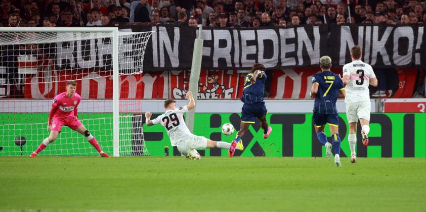 12.03.26 VfB Stuttgart - FC Porto Deutschland, Stuttgart, 12.03.2026, Fussball, UEFA Europa League, Achtelfinale, VfB Stuttgart - FC Porto: v.l. Alexander Nübel (VfB Stuttgart), Terem Moffi (FC Porto); Tor 0:1 Moffi.
