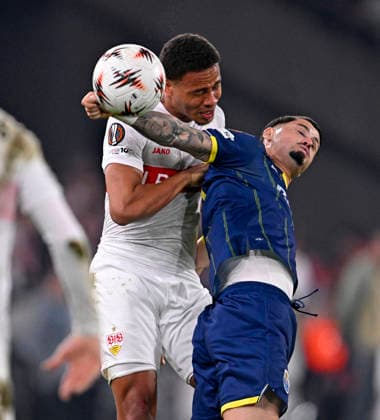 12.03.2026, Fussball UEFA Europa League 2025 2026: Achtelfinale, VfB Stuttgart - FC Porto, in der MHP-Arena Stuttgart, v.l. Nikolas Nartey (Stuttgart) gegen Borja Sainz (FC Porto)