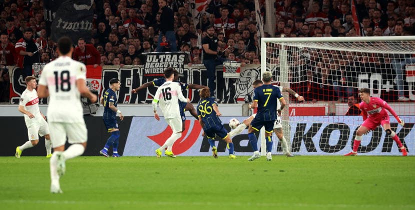 12.03.26 VfB Stuttgart - FC Porto Deutschland, Stuttgart, 12.03.2026, Fussball, UEFA Europa League, Achtelfinale, VfB Stuttgart - FC Porto: v.l. Rodrigo Mora (FC Porto), Alexander Nübel (VfB Stuttgart); Tor 0:2 Mora.