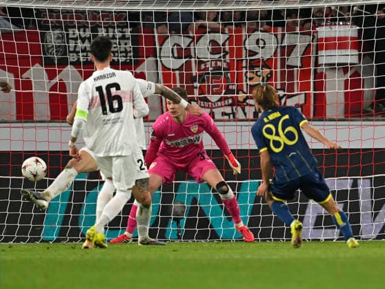 12.03.2026, Fussball UEFA Europa League 2025 2026: Achtelfinale, VfB Stuttgart - FC Porto, in der MHP-Arena Stuttgart, Rodrigo Mora (FC Porto) trifft zum 0:2 gegen Torwart Alexander Nübel (Stuttgart)
