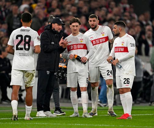 12.03.2026, Fussball UEFA Europa League 2025 2026: Achtelfinale, VfB Stuttgart - FC Porto, in der MHP-Arena Stuttgart, v.l. Nikolas Nartey (Stuttgart), Trainer Sebastian Hoeneß (Stuttgart), Angelo Stiller (Stuttgart), Jeff Chabot (Stuttgart) und Deniz Undav (Stuttgart)