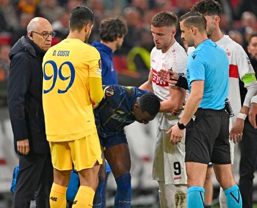 12.03.2026, Fussball UEFA Europa League 2025 2026: Achtelfinale, VfB Stuttgart - FC Porto, in der MHP-Arena Stuttgart, Zaidu Sanusi (FC Porto) angeschlagen
