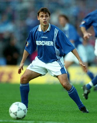 Schalke 04 V Hamburg, Bundesliga Olaf Thon of Schalke 04 on the ball during the Bundesliga match between Schalke 04 and Hamburg at Veltins-arena on October 19, 1996 in Gelsenkirchen, Germany. Gelsenkirchen Veltins-arena Germany Germany Copyright: xAllstarxPicturexLibraryxLtdx