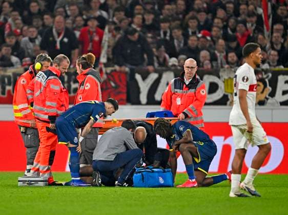 12.03.2026, Fussball UEFA Europa League 2025 2026: Achtelfinale, VfB Stuttgart - FC Porto, in der MHP-Arena Stuttgart, Zaidu Sanusi (FC Porto) ist angeschlagen.