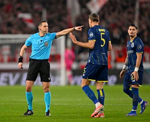 12.03.2026, Fussball UEFA Europa League 2025 2026: Achtelfinale, VfB Stuttgart - FC Porto, in der MHP-Arena Stuttgart, Schiedsrichter Donatas Rumsas (LTU), schickt Jan Bednarek (FC Porto) weg.