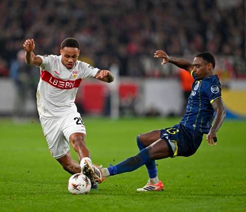 12.03.2026, Fussball UEFA Europa League 2025 2026: Achtelfinale, VfB Stuttgart - FC Porto, in der MHP-Arena Stuttgart, v.l. Nikolas Nartey (Stuttgart) und Pablo Rosario (FC Porto) im Duell