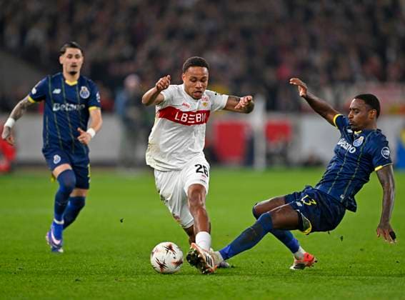 12.03.2026, Fussball UEFA Europa League 2025 2026: Achtelfinale, VfB Stuttgart - FC Porto, in der MHP-Arena Stuttgart, v.l. Borja Sainz (FC Porto), Nikolas Nartey (Stuttgart) und Pablo Rosario (FC Porto) im Duell