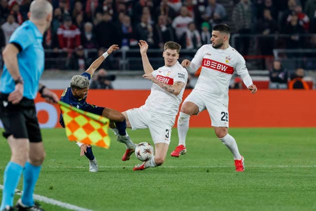 William Gomes (FC Porto, 07), Ramon Hendriks (VfB Stuttgart, 03) und Deniz Undav (VfB Stuttgart, 26) im Kampf um den Ball , Deutschland, Fussball, UEFA Europa League, Achtelfinale, 2025 2026, VfB Stuttgart vs. FC Porto, 12.03.2026, Stuttgart Arena Stuttgart Deutschland Copyright: xGrantxHubbsx