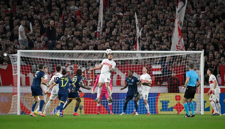 Strafraumszene, Torraumszene Kopfballduell Zweikampf Aktion Jeff Chabot VfB Stuttgart (24) VfB Stuttgart vs FC Porto EUROPA LEAGUE EL 12.03.2026 DFL REGULATIONS PROHIBIT ANY USE OF PHOTOGRAPHS AS IMAGE SEQUENCES AND OR QUASI-VIDEO VfB Stuttgart vs FC Porto