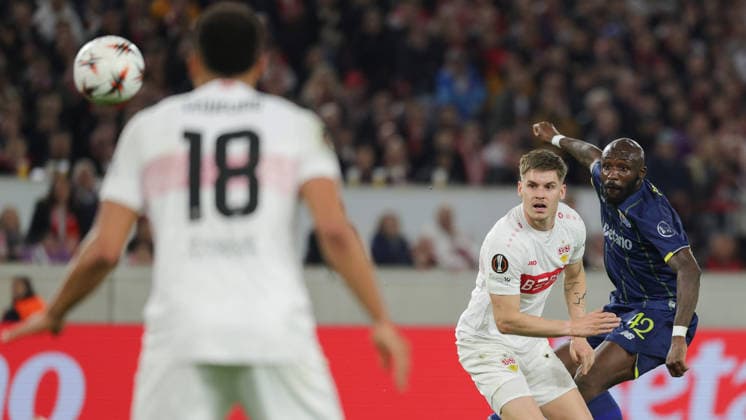 12.03.2026, Stuttgart, Fußball UEFA Europa League, Saison 2025-2026, VfB Stuttgart vs. FC Porto, Ramon Hendriks (VfB) Seko Fofona (Porto)