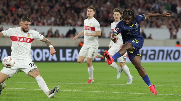 12.03.2026, Stuttgart, Fußball UEFA Europa League, Saison 2025-2026, VfB Stuttgart vs. FC Porto, Jeff Chabot (VfB) Terem Moffi (Porto)