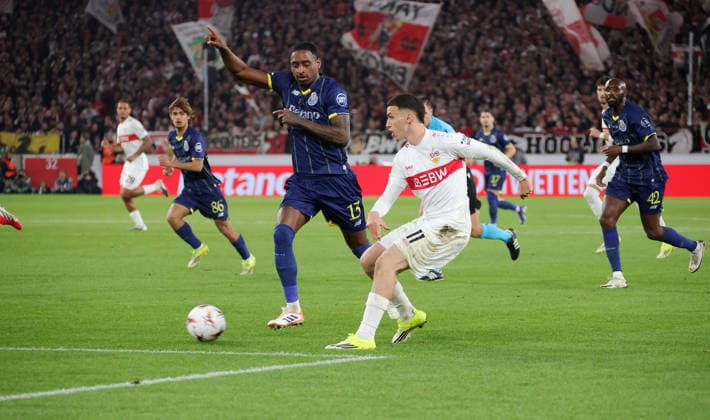 12.03.2026, Stuttgart, Fußball UEFA Europa League, Saison 2025-2026, VfB Stuttgart vs. FC Porto, v.l. Pablo Rosario (FC), Bilal El Khannouss (VfB)