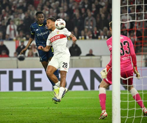 Kopfballduell Zweikampf Aktion Zaidu FC Porto (12) gegen Nikolas Nartey VfB Stuttgart (28) Torwart Alexander Nuebel VfB Stuttgart (33) Strafraumszene, Torraumszene VfB Stuttgart vs FC Porto EUROPA LEAGUE EL 12.03.2026 DFL REGULATIONS PROHIBIT ANY USE OF PHOTOGRAPHS AS IMAGE SEQUENCES AND OR QUASI-VIDEO VfB Stuttgart vs FC Porto