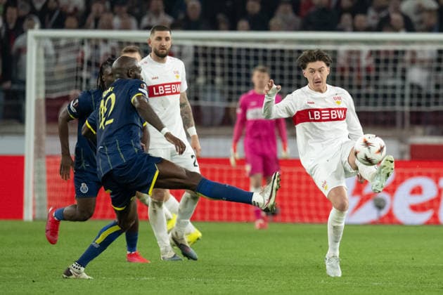 v. li. im Zweikampf, Zaidu (FC Porto, 12), Angelo Stiller (VfB Stuttgart, 06) GER, VfB Stuttgart vs. FC Porto, Fussball, UEFA Europa League, Herren, Achtelfinale, Hinspiel, Spielzeit 2025 2026, 13.03.2026, GER, VfB Stuttgart vs. FC Porto, Fussball, UEFA Europa League, Herren, Achtelfinale, Hinspiel, Spielzeit 2025 2026, 13.03.2026 Stuttgart Copyright: xEibner-Pressefoto WolfgangxFrankx EP_WFK