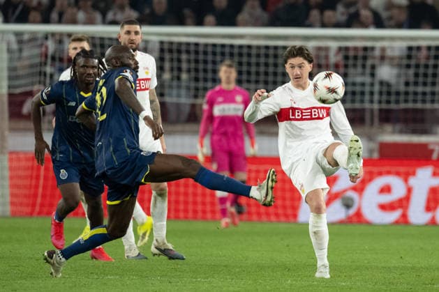 v. li. im Zweikampf, Zaidu (FC Porto, 12), Angelo Stiller (VfB Stuttgart, 06) GER, VfB Stuttgart vs. FC Porto, Fussball, UEFA Europa League, Herren, Achtelfinale, Hinspiel, Spielzeit 2025 2026, 13.03.2026, GER, VfB Stuttgart vs. FC Porto, Fussball, UEFA Europa League, Herren, Achtelfinale, Hinspiel, Spielzeit 2025 2026, 13.03.2026 Stuttgart Copyright: xEibner-Pressefoto WolfgangxFrankx EP_WFK