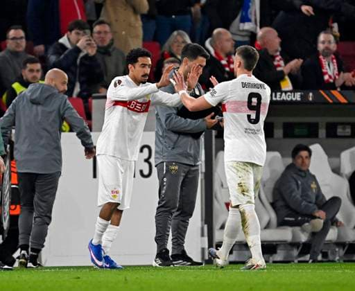 12.03.2026, Fussball UEFA Europa League 2025 2026: Achtelfinale, VfB Stuttgart - FC Porto, in der MHP-Arena Stuttgart, Ermedin Demirovic (Stuttgart) geht aus dem Spiel , für ihn kommt Enzo Millot (Stuttgart)