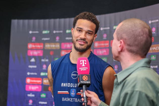 Nick Weiler-Babb (Anadolu Efes Istanbul, 08) beim Interview vor dem Spiel, GER, FC Bayern Basketball vs. Anadolu Efes Istanbul, Basketball, Euroleague, 31. Spieltag, Saison 2025 2026, 12.03.2026, GER, FC Bayern Basketball vs. Anadolu Efes Istanbul, Basketball, Euroleague, 31. Spieltag, Saison 2025 2026, 12.03.2026 Muenchen Copyright: xEibner-Pressefoto JennixMaulx EP_JML