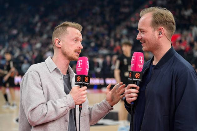 Basketball, Euroleague, 20260312, FC Bayern München - Anadolu Efes Istanbul. Im Bild v.l. MagentaSport-Experte Per GÜNTHER, MagentaSport-Moderator Jan LÜDEKE. München SAP Garden Bayern Deutschland Copyright: Passion2Press.dex xMarkusxFischex