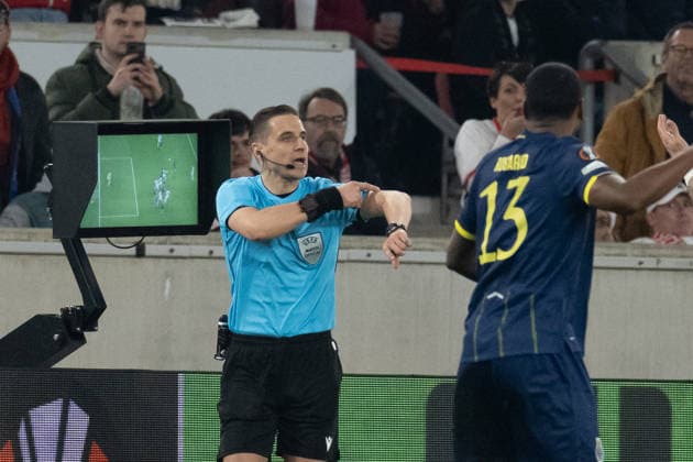 Schiedsrichter Donatas Rumsas (LTU), ueberprueft die Szene am Bildschirm, Videobeweis. Handspiel Angelo Stiller (VfB Stuttgart, 06) beim Tor. GER, VfB Stuttgart vs. FC Porto, Fussball, UEFA Europa League, Herren, Achtelfinale, Hinspiel, Spielzeit 2025 2026, 13.03.2026, GER, VfB Stuttgart vs. FC Porto, Fussball, UEFA Europa League, Herren, Achtelfinale, Hinspiel, Spielzeit 2025 2026, 13.03.2026 Stuttgart Copyright: xEibner-Pressefoto WolfgangxFrankx EP_WFK