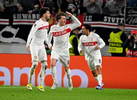 12.03.2026, Fussball UEFA Europa League 2025 2026: Achtelfinale, VfB Stuttgart - FC Porto, in der MHP-Arena Stuttgart, v.l. Atakan Karazor (Stuttgart), Angelo Stiller (Stuttgart) und Tiago Tomas (Stuttgart)
