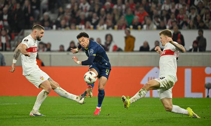 Torschuss Aktion Torchance Pepe FC Porto (11) gegen Jeff Chabot VfB Stuttgart (24) Finn Jeltsch VfB Stuttgart (29) VfB Stuttgart vs FC Porto EUROPA LEAGUE EL 12.03.2026 DFL REGULATIONS PROHIBIT ANY USE OF PHOTOGRAPHS AS IMAGE SEQUENCES AND OR QUASI-VIDEO VfB Stuttgart vs FC Porto