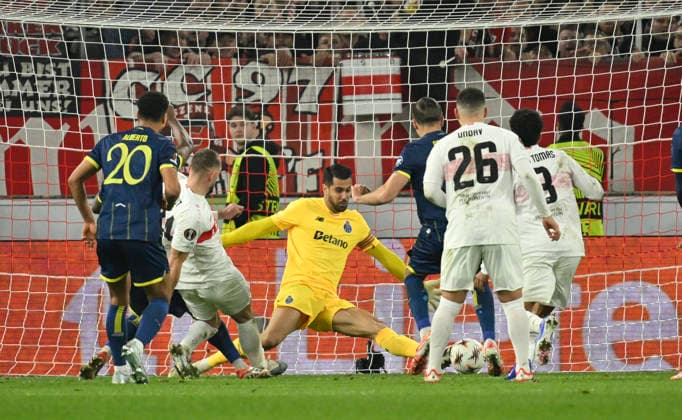 Strafraumszene, Torraumszene Torwart Diogo Costa FC Porto (99) Aktion VfB Stuttgart vs FC Porto EUROPA LEAGUE EL 12.03.2026 DFL REGULATIONS PROHIBIT ANY USE OF PHOTOGRAPHS AS IMAGE SEQUENCES AND OR QUASI-VIDEO VfB Stuttgart vs FC Porto