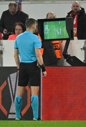 Vermeintliches TOR zum 2:2 Angelo Stiller VfB Stuttgart (06) (nicht im Bild) nach VAR, Video-Assistent, Videobeweis, Videoschiedsrichter Video Assistent Referee wegen passivem Abseits von Tiago Tomas VfB Stuttgart (08) (nicht im Bild) kassiert Schiedsrichter Referee Donatas Rumsas (LTU) am Monitor VfB Stuttgart vs FC Porto EUROPA LEAGUE EL 12.03.2026 DFL REGULATIONS PROHIBIT ANY USE OF PHOTOGRAPHS AS IMAGE SEQUENCES AND OR QUASI-VIDEO VfB Stuttgart vs FC Porto