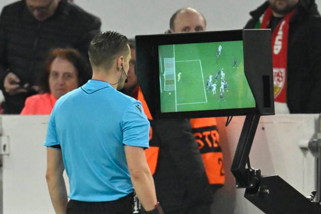 Vermeintliches TOR zum 2:2 Angelo Stiller VfB Stuttgart (06) (nicht im Bild) nach VAR, Video-Assistent, Videobeweis, Videoschiedsrichter Video Assistent Referee wegen passivem Abseits von Tiago Tomas VfB Stuttgart (08) (nicht im Bild) kassiert Schiedsrichter Referee Donatas Rumsas (LTU) am Monitor VfB Stuttgart vs FC Porto EUROPA LEAGUE EL 12.03.2026 DFL REGULATIONS PROHIBIT ANY USE OF PHOTOGRAPHS AS IMAGE SEQUENCES AND OR QUASI-VIDEO VfB Stuttgart vs FC Porto