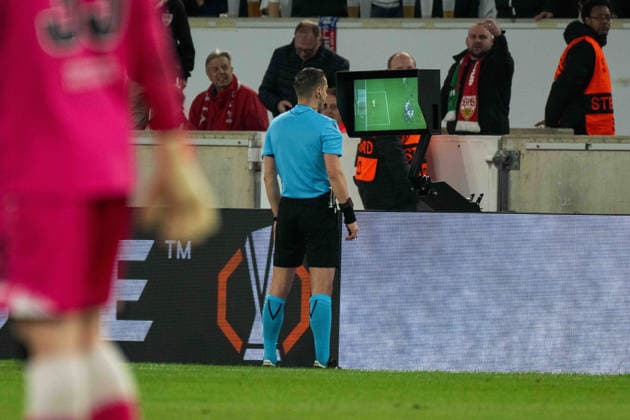 Schiedsrichter Donatas Rumsas (LTU) überprüft ob ein Abseits vorlag. xettx, Deutschland, Stuttgart, 12.03.2026, Fussball, UEFA Europa League: VfB Stuttgart vs FC Porto, Saison 2025 2026, Achtelfinale, MHP Arena