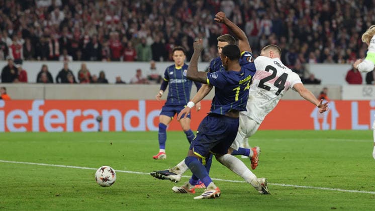 12.03.2026, Stuttgart, Fußball UEFA Europa League, Saison 2025-2026, VfB Stuttgart vs. FC Porto, Jeff Chabot (VfB) bereitet das Tor zum 2:2 vor
