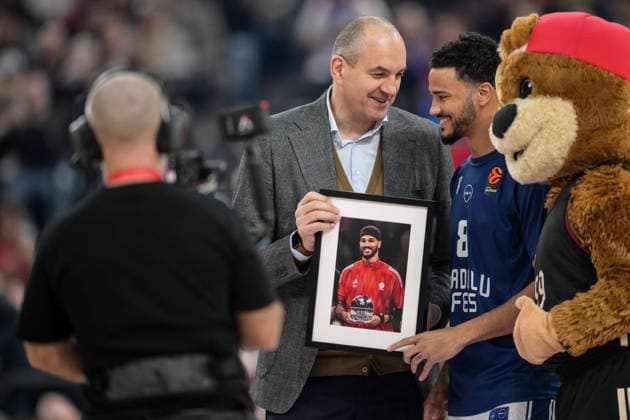 Basketball, Euroleague, 20260312, FC Bayern München - Anadolu Efes Istanbul. Im Bild v.l. Sportdirektor des Bayern Dragan TARLAC, Nick WEILER-BABB (Istanbul, 8) Verabschiedung. München SAP Garden Bayern Deutschland Copyright: Passion2Press.dex xMarkusxFischex