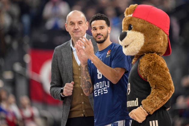 Basketball, Euroleague, 20260312, FC Bayern München - Anadolu Efes Istanbul. Im Bild v.l. Sportdirektor des Bayern Dragan TARLAC, Nick WEILER-BABB (Istanbul, 8) Verabschiedung. München SAP Garden Bayern Deutschland Copyright: Passion2Press.dex xMarkusxFischex