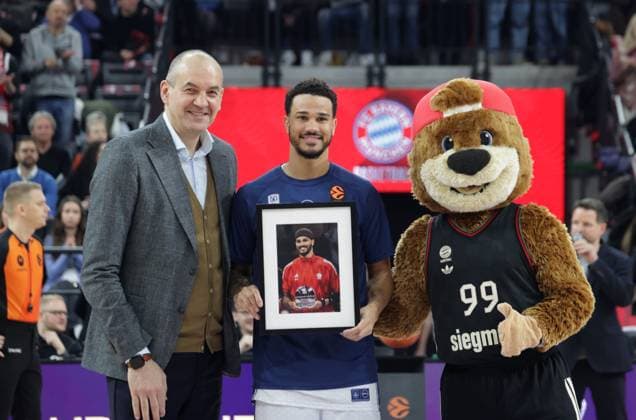Verabschiedung . . . FCBB - Sportdirektor Dragan TARLAC mit Ex-Bayern-Spieler WEILER-BABB. Basketball: Bayern - Efes Istanbul. Euroleague, FC Bayern Basketball - Anadolu Efes Istanbul, Runde 31, Saison 2025-2026, am 12.03.2026 in Muenchen, S A P G A R D E N, Deutschland. Quelle Copyright Credit : Oryk HAIST