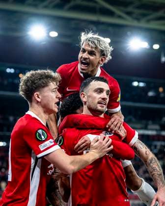 ALKMAAR - (l-r) AZ Alkmaar player Sven Mijnans, AZ Alkmaar player Troy Parrott, AZ Alkmaar player Weslley Patati celebrate the goal 2-1 during the Conference League match between AZ and Sparta Prague at AZ AFAS stadium on March 12, 2026 in ALKMAAR, Netherlands. (Photo by Stefan Koops EYE4IMAGES DeFodi Images) - *** ALKMAAR l r AZ Alkmaar player Sven Mijnans, AZ Alkmaar player Troy Parrott, AZ Alkmaar player Weslley Patati celebrate the goal 2 1 during the Conference League match between AZ and Sparta Prague at AZ AFAS stadium on March 12, 2026 in ALKMAAR, Netherlands Photo by Stefan Koops EYE4IMAGES DeFodi Images