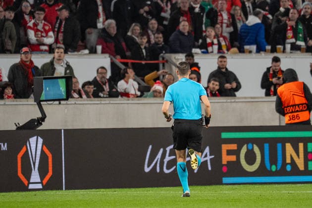 12.03.2026, xdaymx, Fussball UEFA Europa League, VfB Stuttgart - FC Porto Schiedsrichter Donatas Rumsas überprüft das vermeitliche 2:2 von Angelo Stiller (Stuttgart) und zieht das Tor anschließend zurück (DFL DFB REGULATIONS PROHIBIT ANY USE OF PHOTOGRAPHS as IMAGE SEQUENCES and or QUASI-VIDEO) Stuttgart