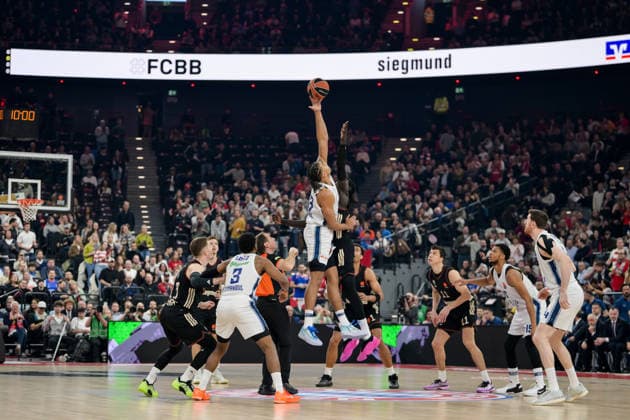 Basketball, Euroleague, , FC Bayern München - Anadolu Efes Istanbul. Im Bild v.l. Brice DESSERT (Istanbul, 13), Wenyen GABRIEL (Bayern, 32). München SAP Garden Bayern Deutschland Copyright: Passion2Press.dex xMarkusxFischex