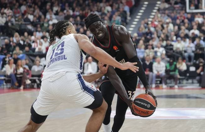 Istanbuls 13 DESSERT vs Bayerns 32 Wenyen GABRIEL. Basketball: Bayern - Efes Istanbul. Euroleague, FC Bayern Basketball - Anadolu Efes Istanbul, Runde 31, Saison 2025-2026, am 12.03.2026 in Muenchen, S A P G A R D E N, Deutschland. Quelle Copyright Credit : Oryk HAIST
