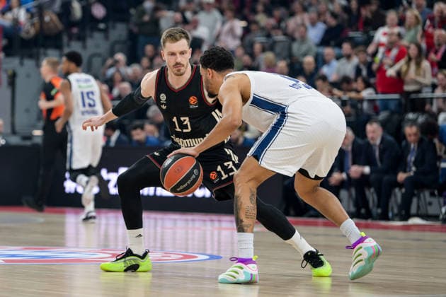 Basketball, Euroleague, , FC Bayern München - Anadolu Efes Istanbul. Im Bild v.l. Andreas OBST (Bayern, 13), Nick WEILER-BABB (Istanbul, 8). München SAP Garden Bayern Deutschland Copyright: Passion2Press.dex xMarkusxFischex