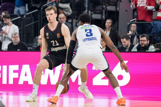 Basketball, Euroleague, 20260312, FC Bayern München - Anadolu Efes Istanbul. Im Bild v.l. Justus HOLLATZ (Bayern, 21), Jordan LOYD (Istanbul, 3). München SAP Garden Bayern Deutschland Copyright: Passion2Press.dex xMarkusxFischex