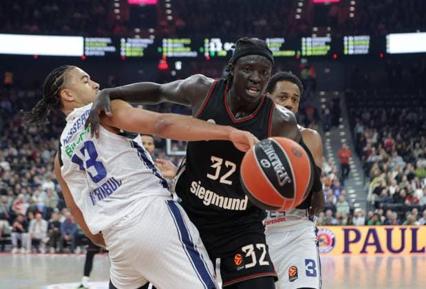 Istanbuls 13 DESSERT vs Bayerns 32 Wenyen GABRIEL. Basketball: Bayern - Efes Istanbul. Euroleague, FC Bayern Basketball - Anadolu Efes Istanbul, Runde 31, Saison 2025-2026, am 12.03.2026 in Muenchen, S A P G A R D E N, Deutschland. Quelle Copyright Credit : Oryk HAIST