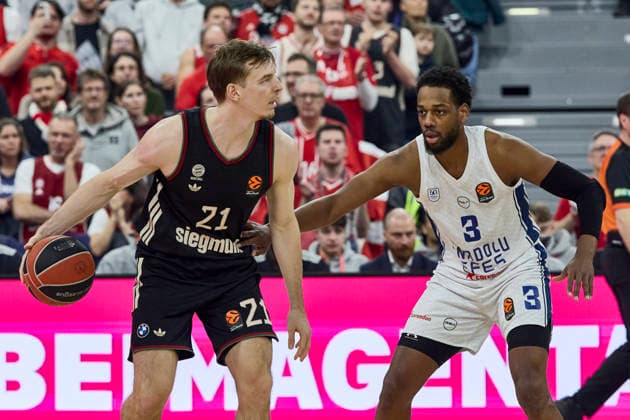 Turkish Airlines EuroLeague Basketball, FC Bayern Munich Basketball vs Anadolu Efes Istanbul, München FC Bayern Basketball, Munich FC Bayern Basketball, Istanbul Anadolu Efes, 2026-03-12 in München (SAP Garden) HOLLATZ Justus (FC Bayern Munich Guard (G) Nr21-BAY21), LOYD Jordan (Anadolu Efes Istanbul Guard (G) Nr3-EFS3) sportworld München SAP Garden Bayern Deutschland
